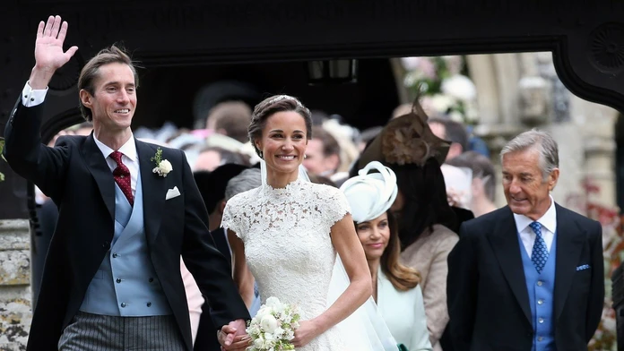 Svokor Pippy Middleton na snímke vpravo.  