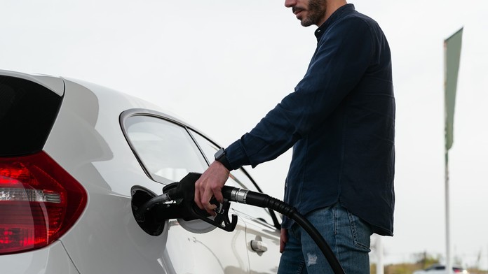 Muž tankuje benzín na pumpe 