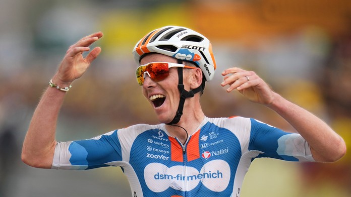 Taliansko si pripomenulo sté výročie prvého víťazstva. Bardet svoju poslednú Tour zahájil v žltom drese