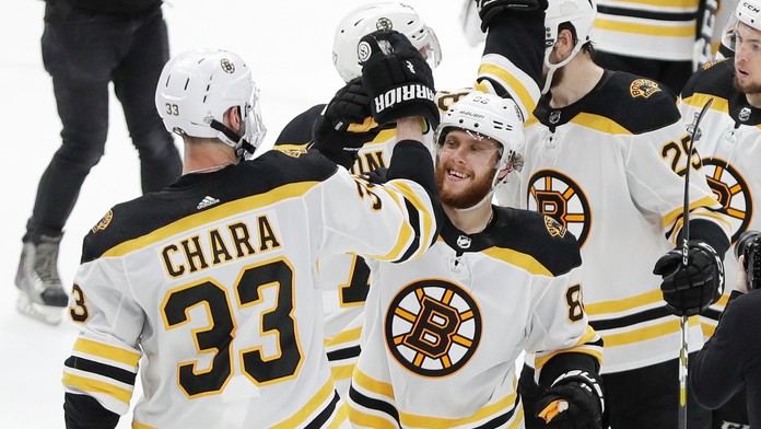 Žena protestuje proti korupcii na Haiti.