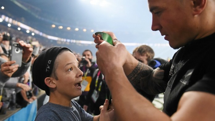 Hrdina finálového večera Sonny Bill Williams potešil mladého fanúšika.