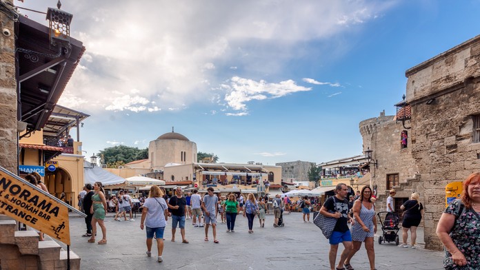 Panika v dovolenkovom raji: Vozidlo bez vodiča vrazilo do reštaurácie, hlásia množstvo zranených