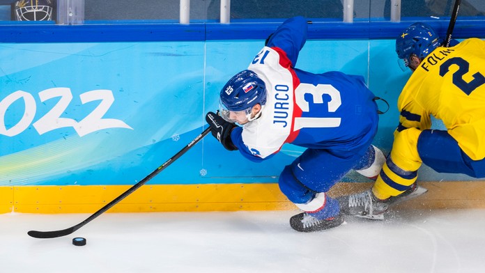 Zľava Tomáš Jurčo a hráč Švédska Christian Folin v zápase ZOH 2022.
