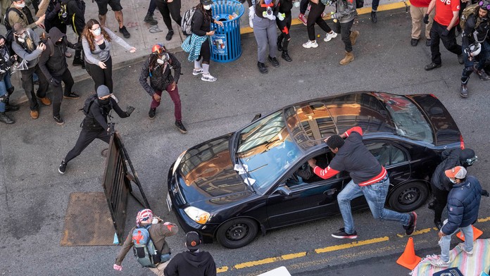 Prevrátené auto v odvodňovacom kanáli