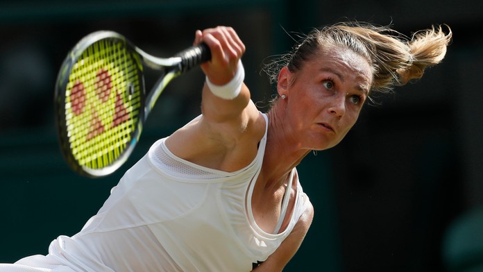 Slovenka Magdaléna Rybáriková podáva proti Češke Karolíne Plíškovej.