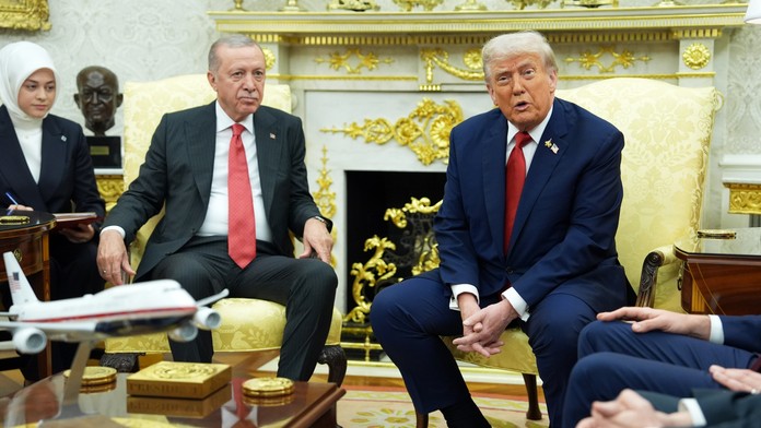 Americký prezident Donald Trump (vpravo) a turecký prezident Recep Tayyip Erdogan počas stretnutia v Oválnej pracovni Bieleho domu.