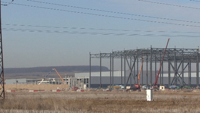 Fabrika rýchlo rastie.