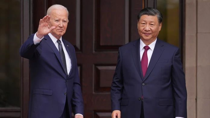 Na snímke zľava americký prezident Joe Biden a čínsky prezident Si Ťin-pching.