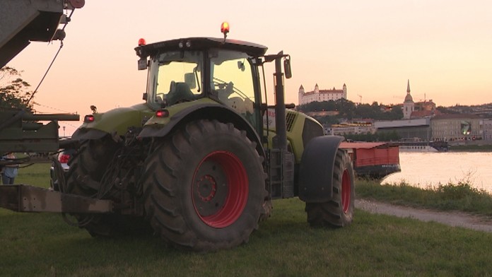 Farmári prišli na traktoroch do Bratislavy.