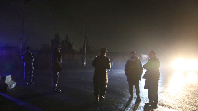 Bezpečnostné jednotky blokujú cestu na mieste výbuchu v Kábule.