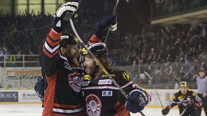 Michal Handzuš a Patrick White oslavujú strelenie gólu do košickej siete.