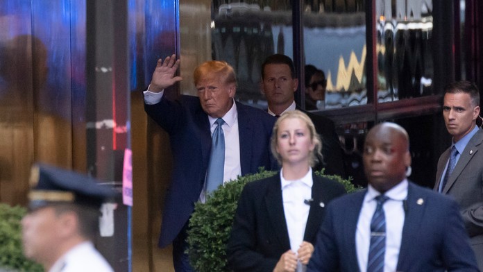 Bývalý americký prezident Donald Trump máva počas príchodu do svojho sídla v New Yorku.
