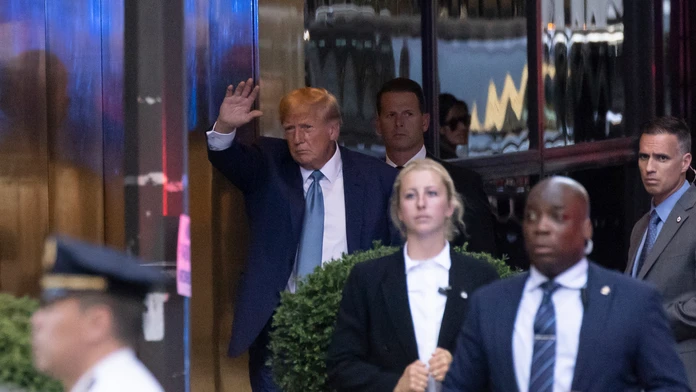 Bývalý americký prezident Donald Trump máva počas príchodu do svojho sídla v New Yorku.