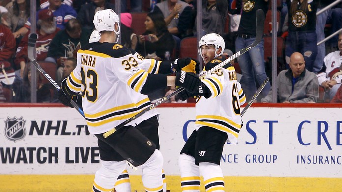 Joshua Boyle sa hrá so synom Najaeshom Jonahom v záhrade u rodičov v kanadskom Ontáriu.