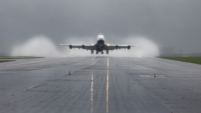 Núdzové pristátie lietadla pre prasknuté okno. Boeing 747 musel vypustiť tony paliva vo vzduchu