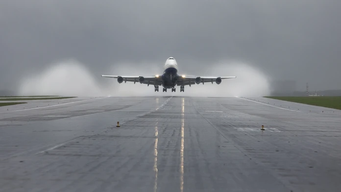 Núdzové pristátie lietadla pre prasknuté okno. Boeing 747 musel vypustiť tony paliva vo vzduchu