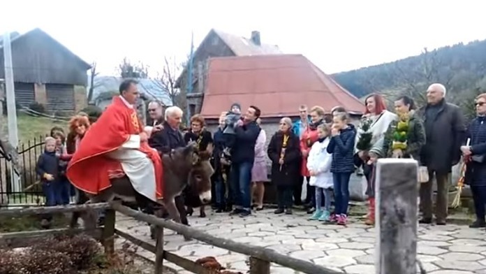 Kňaz Oliwa vchádza do kostola.