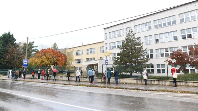 Vľavo čakanie na odber v Dunajske Strede a vpravo v Bratislave na Starých Gruntoch.