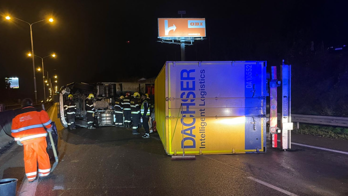 Na snímke prevrátený kamión na D2.