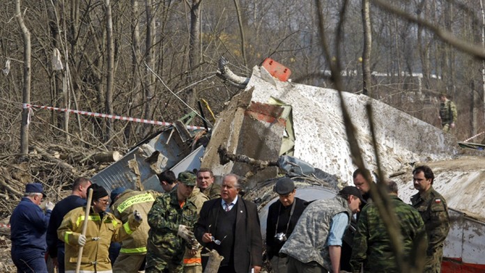 Ruskí a poľskí vyšetrovatelia na mieste dopadu trosiek lietadla na okraji letiska v Smolensku(13.apríla 2010).