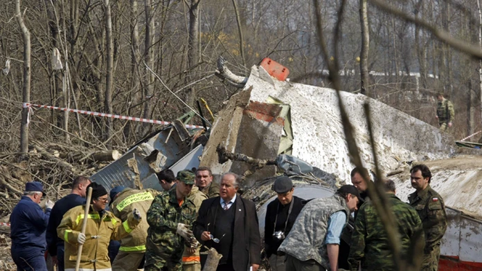 Ruskí a poľskí vyšetrovatelia na mieste dopadu trosiek lietadla na okraji letiska v Smolensku(13.apríla 2010).