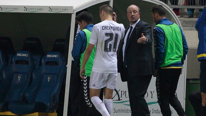 Futbalista Realu Madrid Rus Denis Čeryšev odchádza z ihriska v úvodnom zápase 16-finále španielskeho Kráľovského pohára.