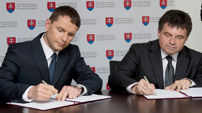 Minister Peter Plavčan a Pavel Komorník podpisujú Zmluvu o budúcej zmluve o dostavbe a odkúpení nekomerčnej časti NFŠ.