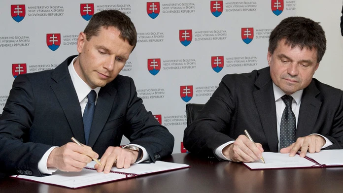 Minister Peter Plavčan a Pavel Komorník podpisujú Zmluvu o budúcej zmluve o dostavbe a odkúpení nekomerčnej časti NFŠ.