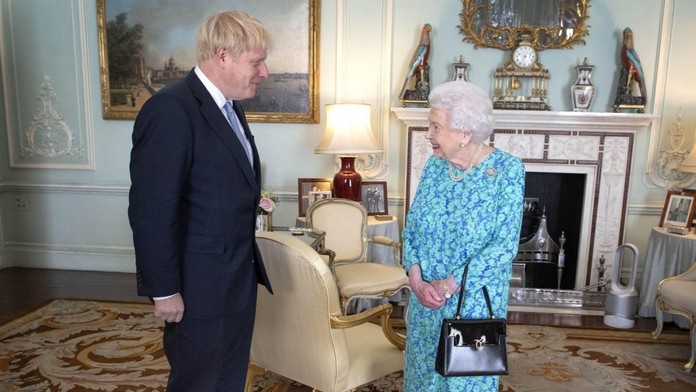 Boris Johnson s kráľovnou Alžbetou II.