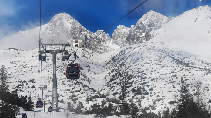 Na snímke pohľad z lanovky na Skalnaté pleso.