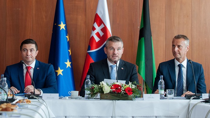 Premiér Peter Pellegrini, podpredseda vlády pre investície a informatizáciu Richard Raši a štátny tajomník ministerstva financií