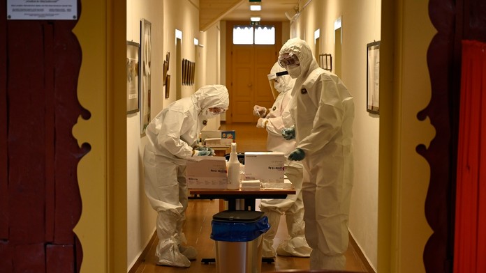 Na snímke kolóna čakajúcich áut na drive in odberné miesto na Zlatých pieskoch v Bratislave.