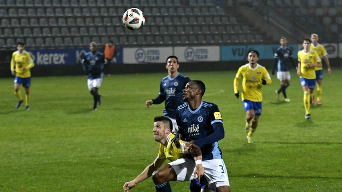 Zľavo Matúš Marcin z Michaloviec v súboji 15. kola Fortuna ligy s Uche Henrym Agbom zo Slovana Bratislava.