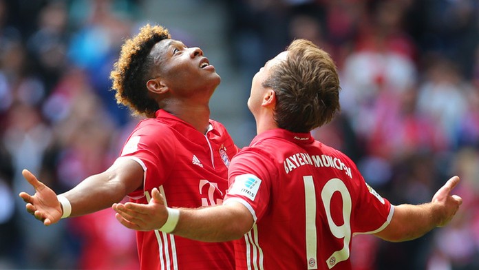 Hráči Bayernu Mníchov David Alaba a Mario Götze.