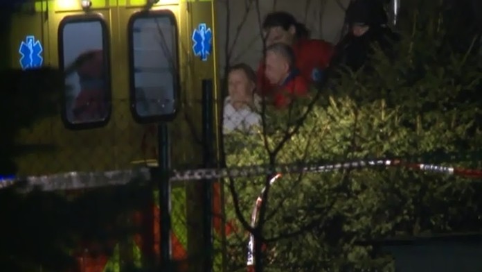 Polícia vyviedla z bytu manželku strelca