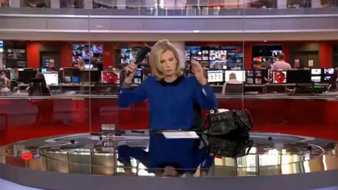 Carole Walker si nevšimla, že už je vo vysielaní.