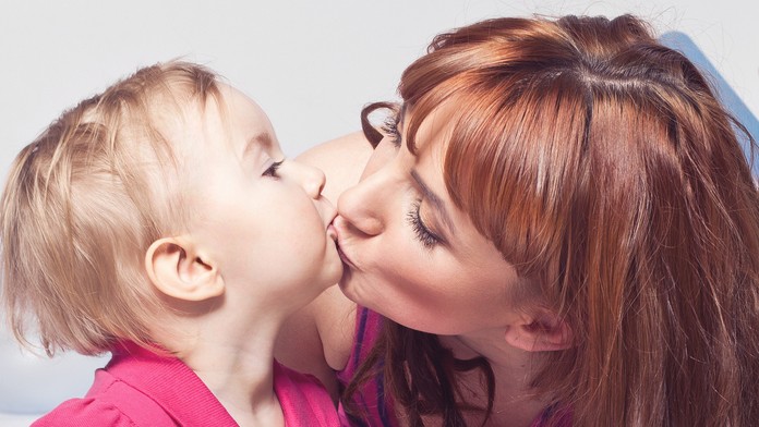 Matka bozkáva svoje dieťa