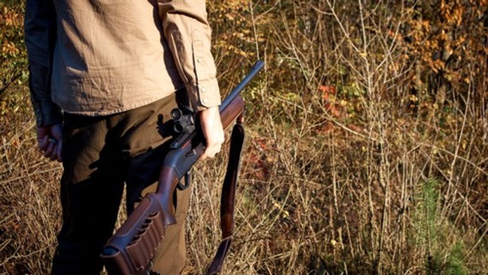 Brutálny omyl na obyčajnej poľovačke. Pri love strelil muž do hlavy kolegu