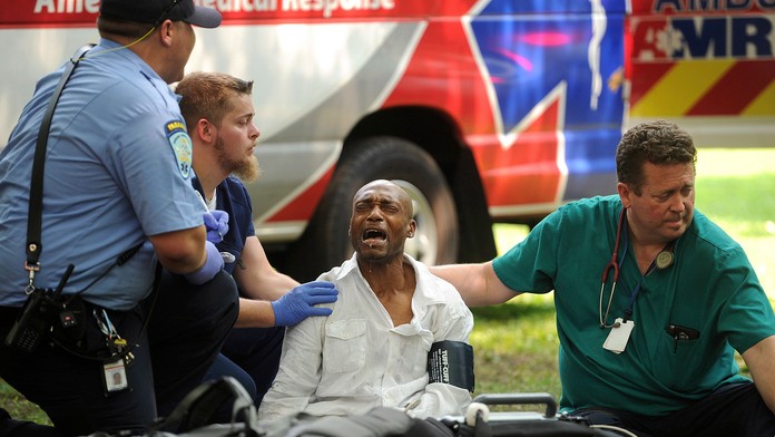 Zdravotníci pomáhali ľuďom, ktorým prišlo nevoľno, niektorí upadli do bezvedomia, zvracali a boli letargickí.