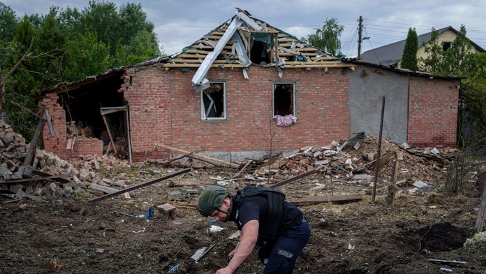 Poškodený dom po útoku Ruska na Charkov.