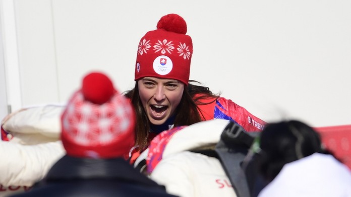 Slovenská lyžiarka Petra Vlhová oslavuje zlato v slalome na ZOH 2022.