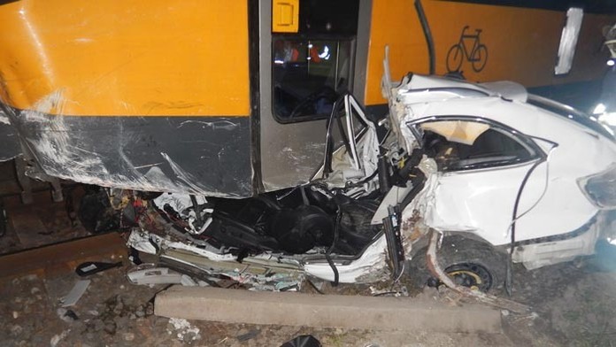 Vlak sa zrazil s osobným autom.