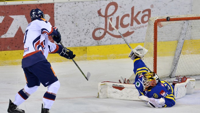 Ján Sýkora nepremieňa trestné strieľanie na brankára Švédska Joela Lassinanttiho.