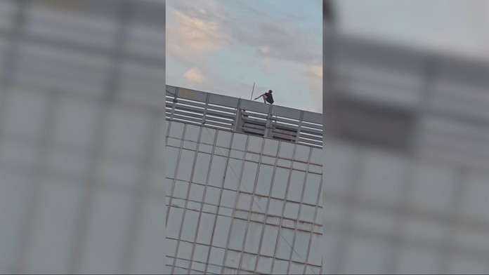 VIDEO: Nebezpečná zábava v Martine. Mladíci vyliezli na konštrukciu výškovej budovy