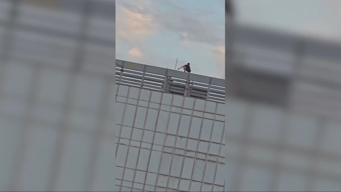 VIDEO: Nebezpečná zábava v Martine. Mladíci vyliezli na konštrukciu výškovej budovy