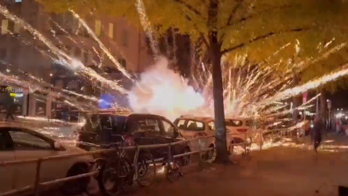 VIDEO: Nočná dráma v Berlíne. Propalestínsky dav podpaľoval autá a útočil na políciu