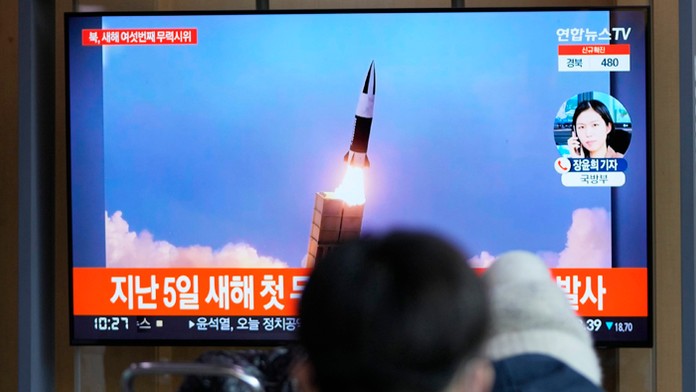 Ľudia sledujú televízne správy na železničnej stanici v Soule.