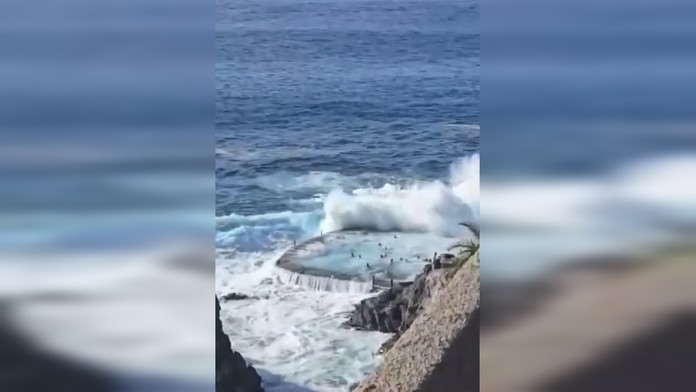 Obrovská vlna na Tenerife zmietla ľudí do mora