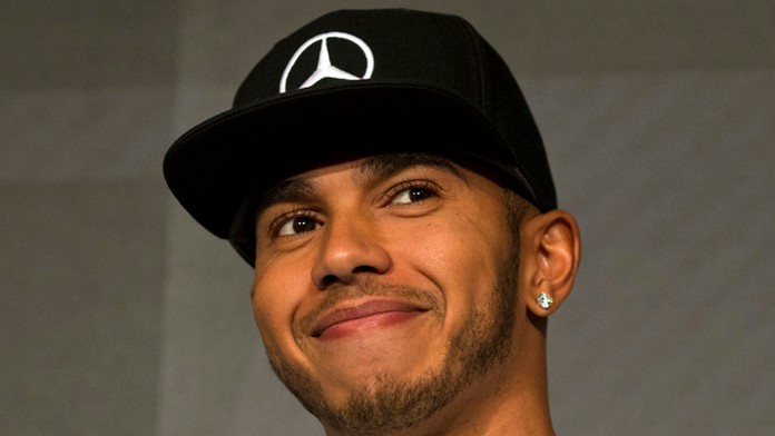 Jazdec tímu Mercedes Lewis Hamilton.