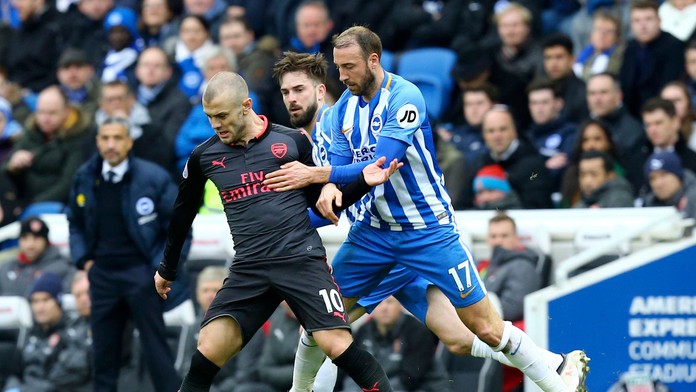 Glenn Murray (Brighton) v súboji Jackom Wilsherom (Arsenal).